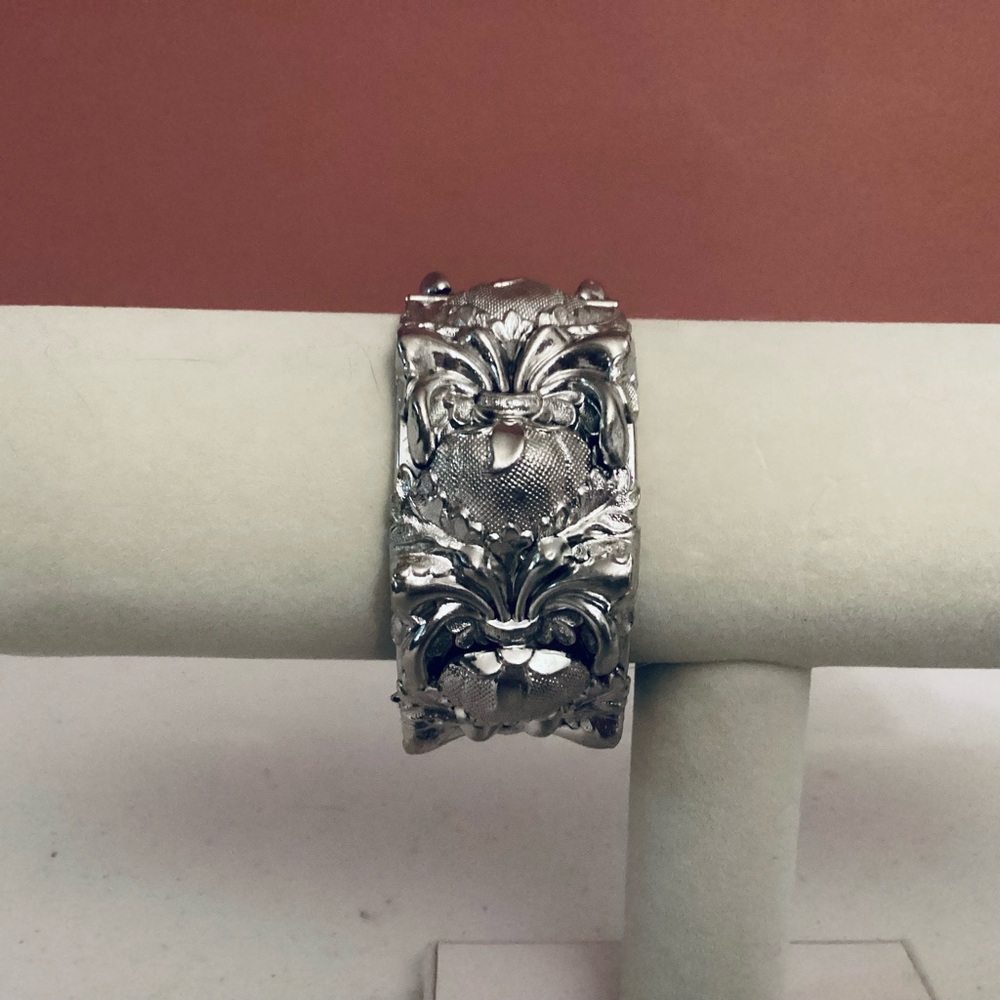 Elegant Silver Tone Women's Bracelet